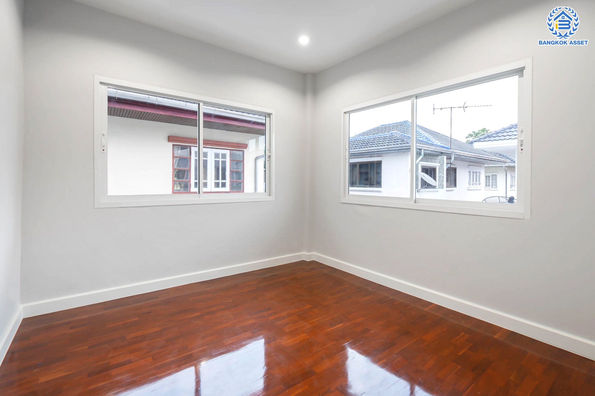 บ้านมือสองตกแต่งใหม่ ม.มณีรินทร์ รัตนาธิเบศร์ แบรนด์ Property Perfect หลังใหญ่ เนื้อที่ 60 ตร.ว. ฟังก์ชันจัดเต็ม 4 ห้องนอน 3 ห้องน้ำ 1 ห้องอเนกประสงค์ จอดรถได้ 2 คัน บนทำเลศักยภาพ ใกล้ทางด่วนงามวงศ์วาน และเพียง 10 นาที ถึงรถไฟฟ้า "สถานีบางรักน้อยท่าอิฐ"